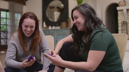 Las distintas parejas reciben consejos de profesionales, realizan ejercicios de relajación y exploran las distintas aristas de su sexualidad.