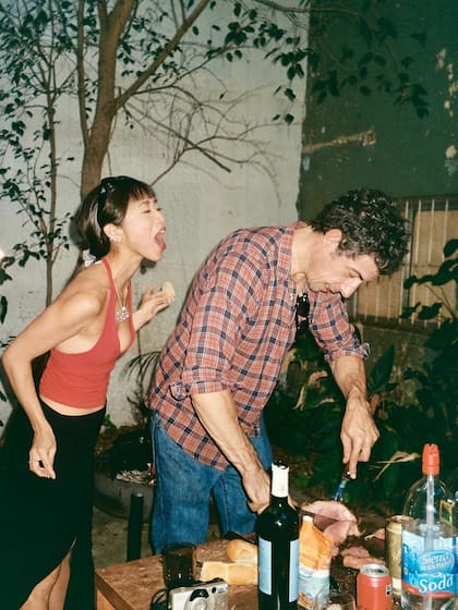 Las divertidas postales que compartió la actriz por su primer aniversario (Foto: Instagram @deboranishimoto)