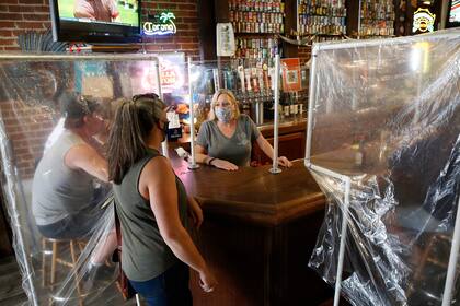Las divisiones en la barra de un restaurante de Placerville, California