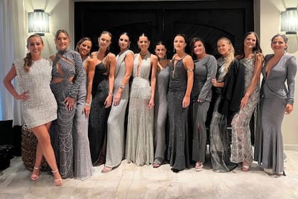 Las doce damas de honor, entre las que había compañeras del colegio Saint Mary of the Hills, al que asistió Ori, vistieron de gris por expreso pedido de la novia.