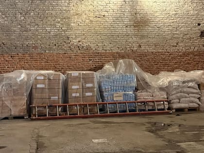 Las donaciones de comida en un depósito privado de la Ciudad de Buenos Aires esperando llegar a El Arish para abastecer Gaza