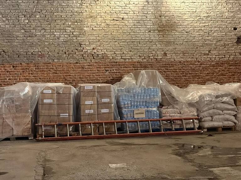 Las donaciones de comida en un depósito privado de la Ciudad de Buenos Aires esperando llegar a El Arish para abastecer Gaza