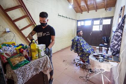 Las donaciones que recibe Michael por los cortes de pelo en su domicilio van a un demandado comedor infantil de Guaymallén, la Casita Trinitaria.