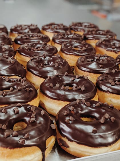 Las donuts más tentadoras pueden comprarse por una ventanita al paso en el local de Villa Urquiza de Donut Garage.