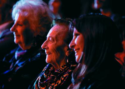 Las dos abuelas sentadas en primera fila del concierto