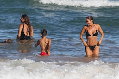 Las dos actrices eligieron La Brava para refrescarse en el mar y disfrutar del sol