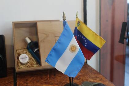 Las dos banderas que le regaló un cliente aficionado al beisbol