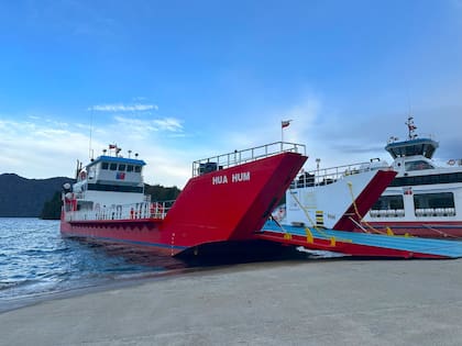 Las dos barcazas que realizan el cruce trasandino a diario
Gentileza @huilohuilo_reservabiologica