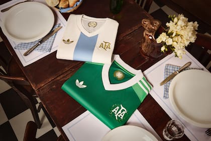 Las dos camisetas disponibles en el nuevo kit. Foto: Adidas