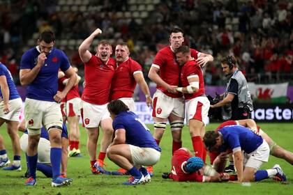 Las dos caras del deporte: celebra Gales una victoria que sufre Francia.