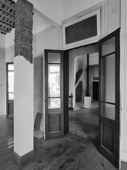 Las dos columnas de la casa, que en su época cumplían una función meramente ornamental, nos recuerdan un diseño de otra época.