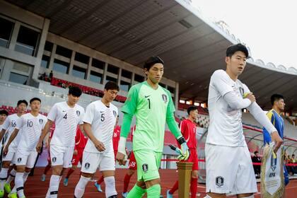 Las dos Coreas entran en el estadio vacío, en el Kim Il Sung Stadium, en Pyongyang
