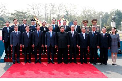 Las dos delegaciones coreanas posaron la para una foto