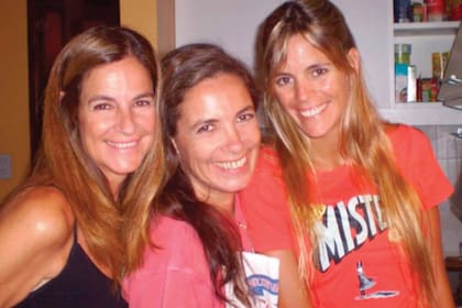 Las dos en un retrato de hace veinte años junto a Marita Novaro Hueyo, pareja de Sandra (se casaron en marzo de 2016) y mamá de Sonsoles.