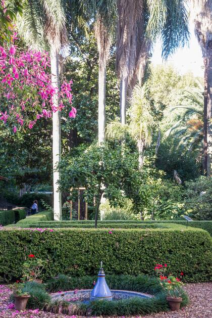 Las dos fuentes que lo ornamentan al jardín contribuyen a crear un ambiente ideal para la meditación.