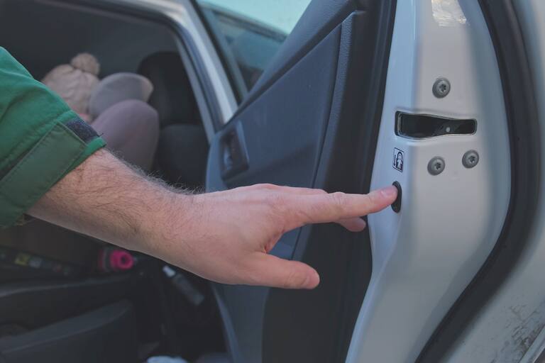 La puerta trasera del auto esconde un secreto que muchos ignoran: de qué se trata