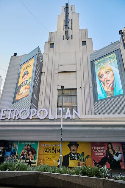 Las dos grandes pantallas del Metropolitan en la que coexiste un tanque como es Desde el jardín con una obra de la escena alternativa, como Suavecita