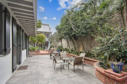 Las dos habitaciones de invitados del primer piso cuentan con ventanales, acceso privado al patio y un baño de mármol compartido.