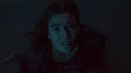 Las dos hermanas descubrirán el origen del mal en el pueblo y tendrán que batallar solas contra la oscuridad