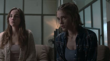 Las dos hermanas son vistas como cómplices del crimen que cometieron sus padres y deberán resolver solas el misterio