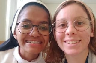La historia de las dos jóvenes que querían ser monjas y terminaron casándose