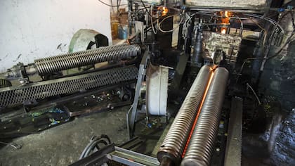 Las dos máquinas de bolitas están conectadas al horno que funde el vidrio