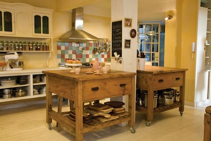 Las dos mesas de pino Oregón con ruedas permiten trasladarlas, ofrecen espacio de guardado y son una opción para una comida rápida