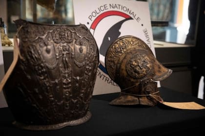 Las dos obras de arte del siglo XVI, son un casco y la parte posterior de una coraza, que fueron donadas al museo parisino en 1922 por la familia Rothschild
