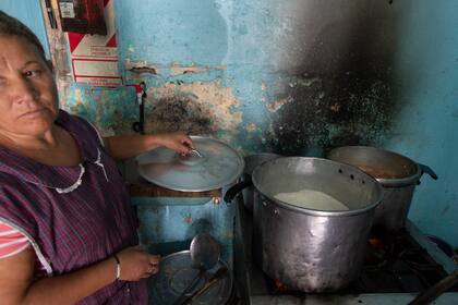 Las dos ollas de Estrellitas en el local que alquilan en Villa Corina