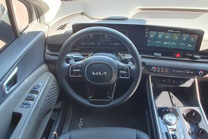 Las dos pantallas de 12,3" forman un frente completamente digital en el interior de la KIA Carnival