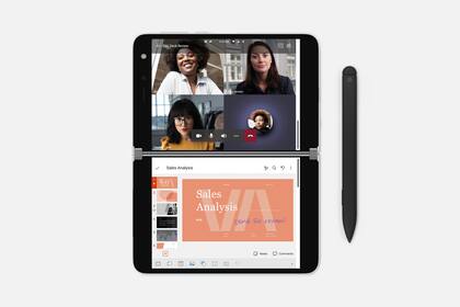 Las dos pantallas del Surface Duo permiten realizar varias tareas de forma simultánea y se complementa con el lápiz stylus de Microsoft