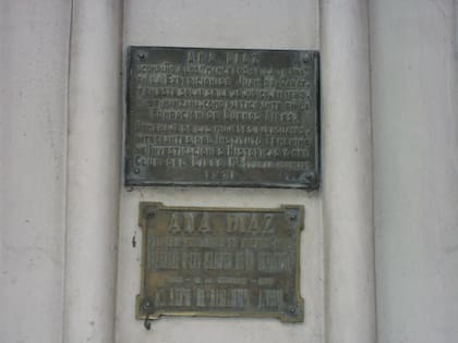 las dos placas que la recuerdan