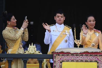Las dos princesas de Tailandia junto al príncipe hereder, el 6 de mayo de 2019