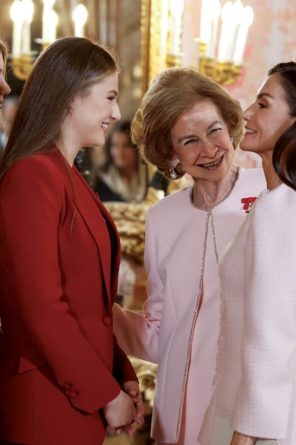 Las dos reinas -Sofía, la emérita, y Letizia, la actual- eligieron el mismo color de traje para la ceremonia. Junto a ellas, a la izquierda, la princesa Leonor, primera en la línea de sucesión al trono de España