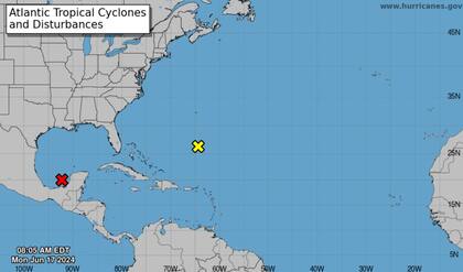Las dos zonas de baja presión advertidas por el NHC