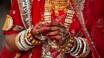 Las dotes son ilegales en India desde 1961, pero aún se espera que la familia de la novia regale dinero en efectivo, ropa y joyas a la familia del novio