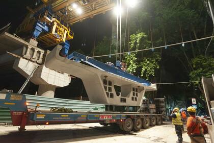 Las dovelas son transportadas en camiones