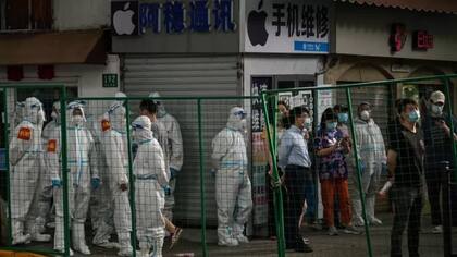 Las draconianas restricciones anticovid en Shanghai, que incluyeron el vallado de manzanas enteras, no solo provocaron la ira de los residentes sino también una fuerte reducción de la actividad económica.