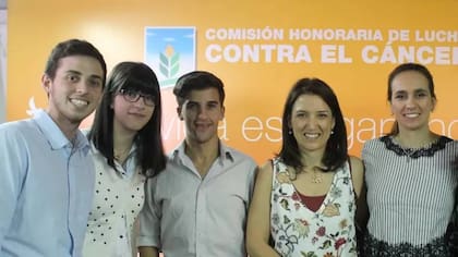 Las Dras Alejandra Larre Borges y María Sofía Nicoletti (cuarta y quinta desde la izq), con estudiantes de la Universidad ORT de Uruguay en un evento de la Campaña de Prevención del Cáncer de Piel.