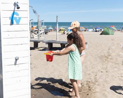 Las duchas de FV acompañan a los veraneantes en distintos balnearios de la Costa Atlántica.