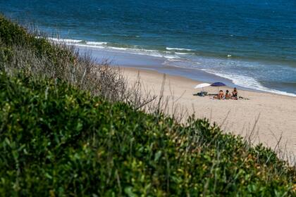 Las dunas y la vegetación sirven de escudo para que La Juanita casi pase desapercibida desde la ruta 10