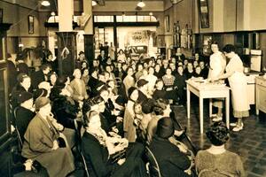 Las ecónomas dando clases de cocina a gas en una sucursal de la Cía Primitiva de Gas en 1930.