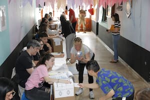 Tensión entre fiscales y miedo a hablar: crónica de la votación en una escuela del conurbano