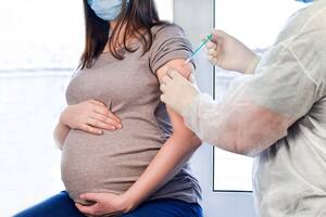Las embarazadas menores de 18 años quedan afuera de la vacuna