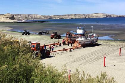 Las embarcaciones son remolcadas al agua por medio de tractores