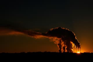 Las emisiones de CO2 en EEUU subieron en 2025; expertos culpan al frío, gas y centros de datos