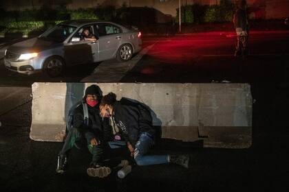 Las emociones están a flor de piel debido a las más de 100.000 víctimas mortales que ha cobrado la pandemia en todo el país y los millones de trabajos que se han perdido por su causa