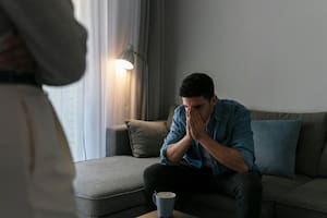 Las emociones reprimidas pueden manifestarse en forma de dolores físicos, como dolores de cabeza, dolores de espalda, problemas digestivos y tensión muscular (imagen ilustrativa)