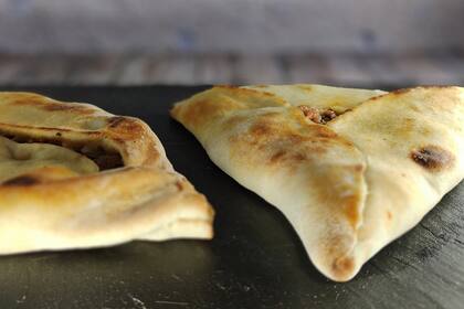 Las empanadas árabes de Panadería Siria tienen la carne picada bien humedecida con el tomate, el ají, el limón, las hierbas y las especias. 