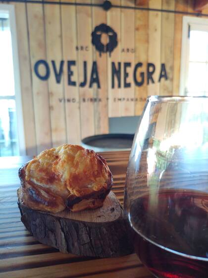 Las empanadas de Oveja Negra, flamante apertura en el km 13,5 de la Avenida Bustillo